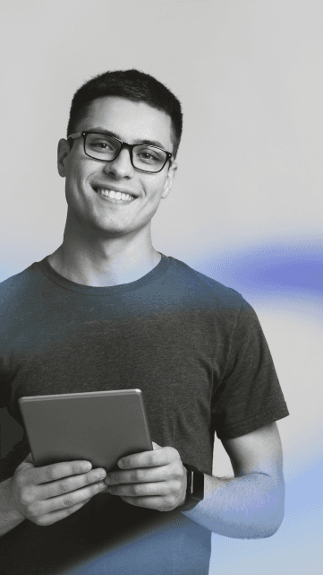 hombre sujetando una tablet y mirando de frente