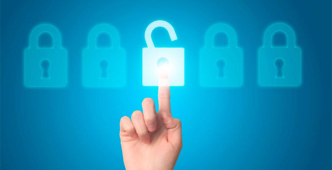 dedo pulsando un candado desbloqueado