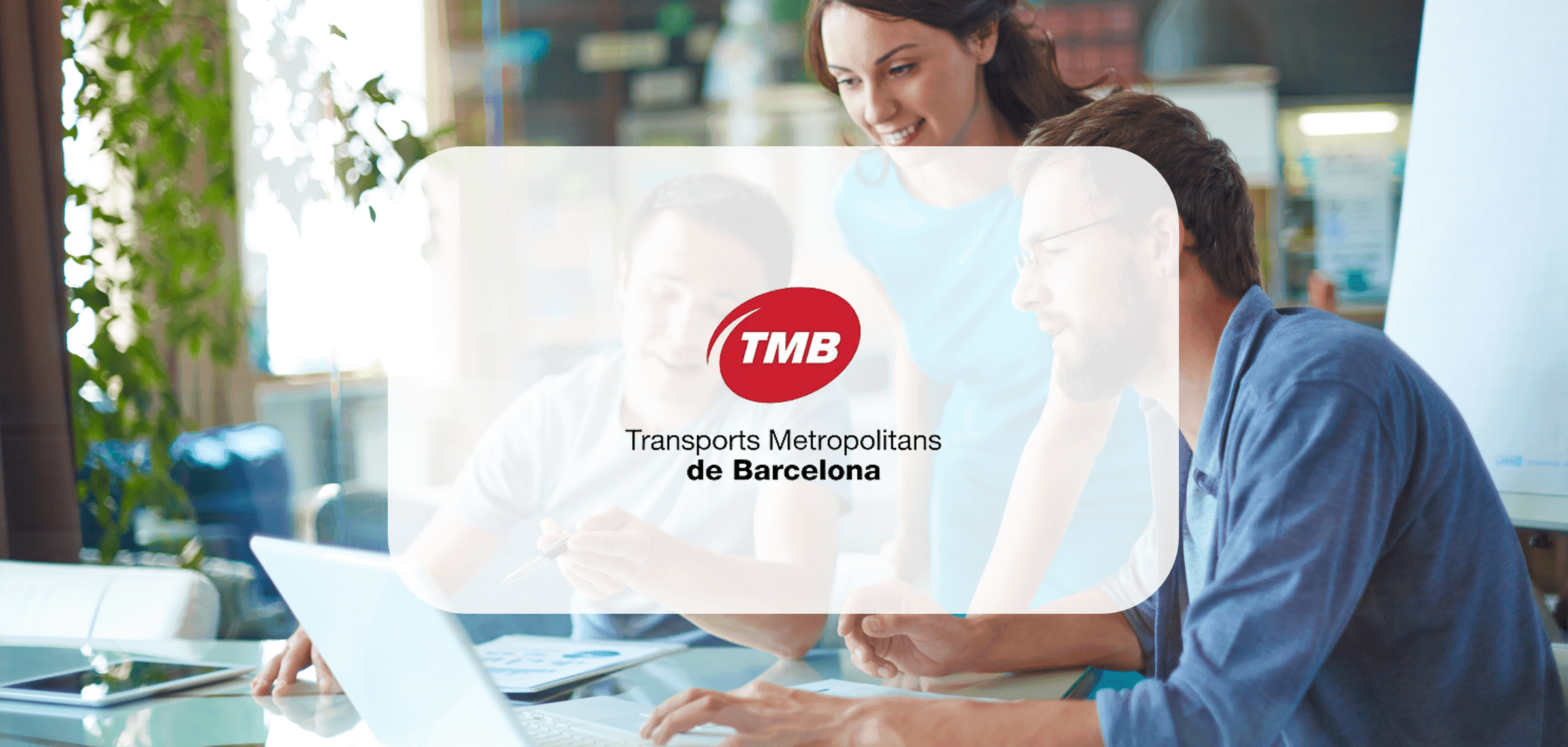 gente mirando un ordenador