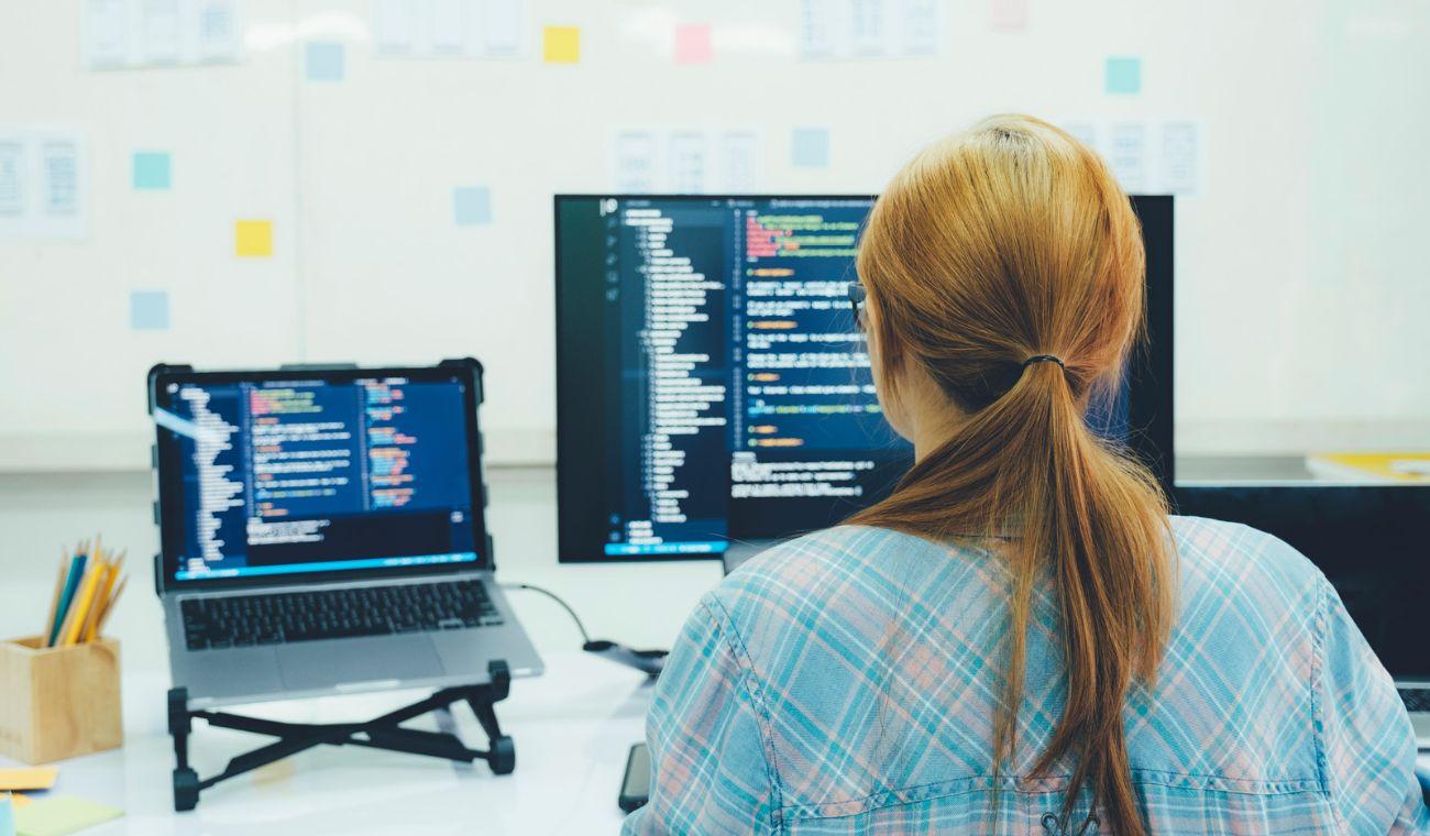 persona programando en un ordenador